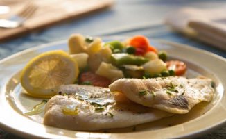 Baked hake with steamed vegetables: how to prepare this light fish recipe