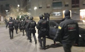 A raid against drug trafficking with 200 police officers and an epicenter in El Prat ends with 12 detainees