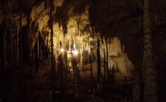 Four speleologists are trapped in a Cantabrian cave due to the flooding of an inland river