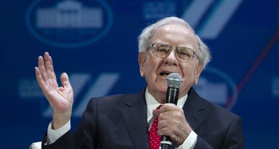  Warren Buffett sticks to business, avoids politics in annual letter 